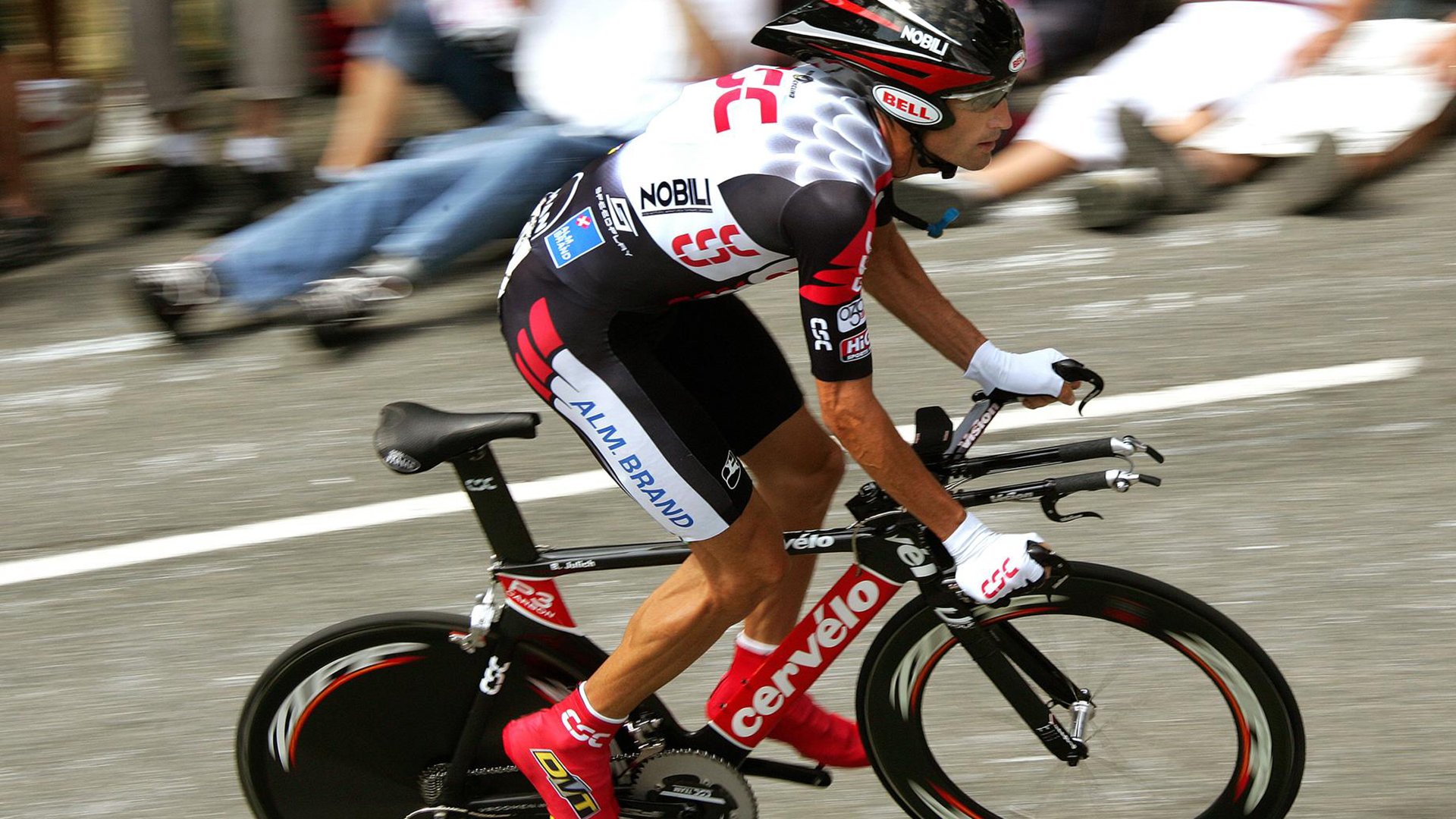 哥伦比亚队中场卡瓦尼在巴黎奥运会上展现出强大的进攻组织能力